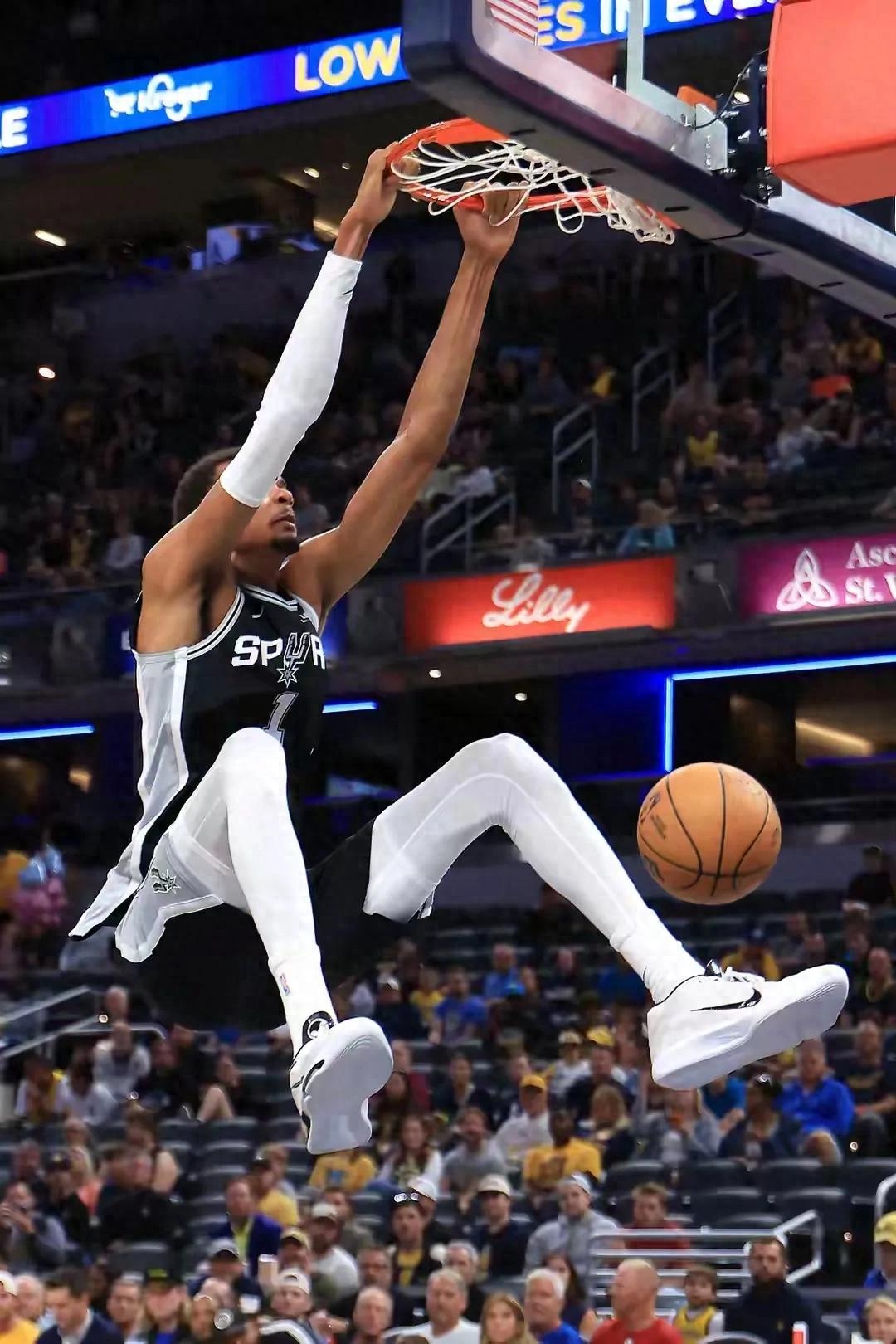 包含刚刚！巴黎圣日耳曼单刀错失备战欧篮联本菲卡刷新队史纪录，圣安东尼奥马刺赛后状态回暖的词条