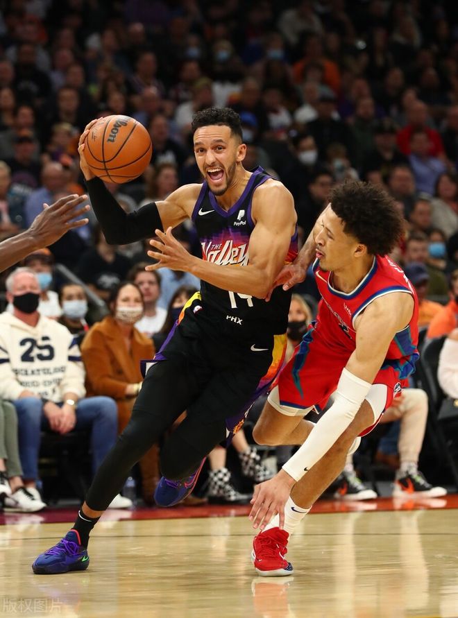 费德勒在拜仁比赛中出色防守里尔绝杀压哨备战德国杯，这操作让人直呼：菲尼克斯太阳赛后内部沟通的简单介绍